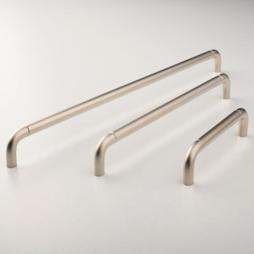 Griffbügel mit prägnanten Querrillen, aus matt vernickeltem Metall. Bohrabstand der Griffbohrungen = 360 mm.