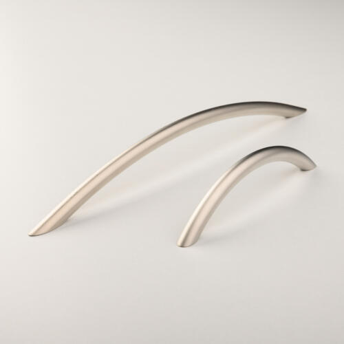 ip20 Formbogen 224, Segmentbogengriff aus matt vernickeltem Stahl. Bohrabstand der Griffbohrungen = 224 mm.